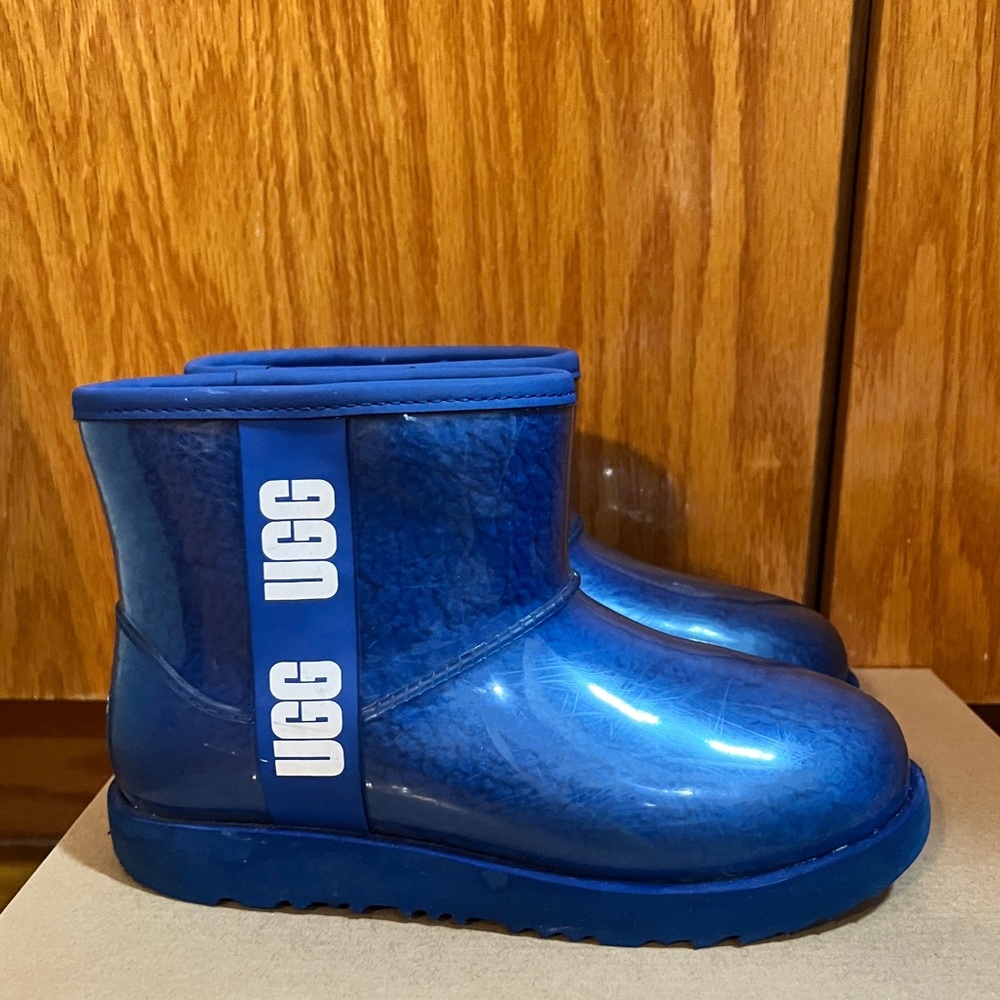 UGG Blue Kid’s Classic Clear Mini II size 3